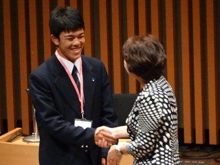 サミット　大臣と握手する八部君